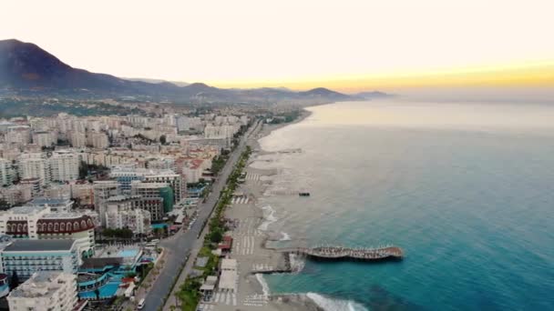 Havadan insansız hava aracı görüntüleri, sabah denizde — Stok video