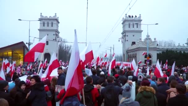 ПОЛЬША, ВАРШАВА - 11 ноября 2018 года: День независимости Польши — стоковое видео