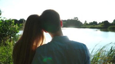 Genç kız erkek arkadaşını sahada kucaklıyor