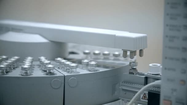 Pruebas de laboratorio de la máquina, laboratorio químico realiza pruebas — Vídeo de stock