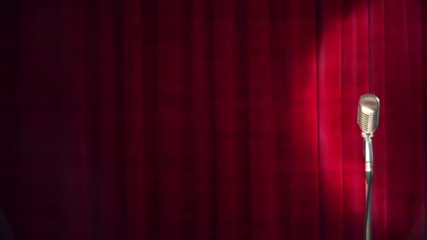 Micrófono retro sobre el fondo de cortina roja — Vídeos de Stock
