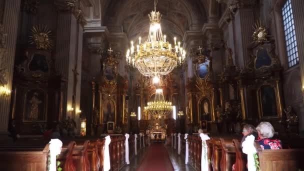 POLONIA, WARSAW - 1 de septiembre de 2018: Iglesia de St. Annes en el casco antiguo — Vídeo de stock