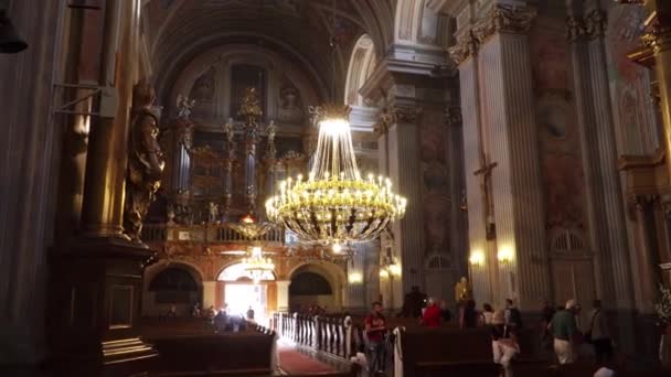 POLONIA, WARSAW - 1 de septiembre de 2018: Iglesia de St. Annes en el casco antiguo — Vídeo de stock