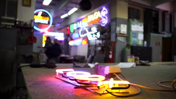 Farbige Neons in der Werkstatt, ein Zeichen für bunte Neons — Stockvideo
