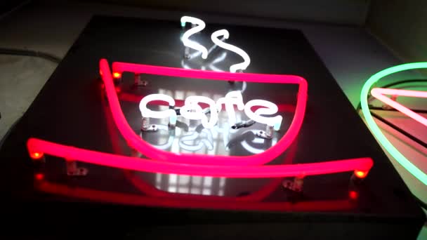 彩色霓虹灯在车间, 五颜六色的霓虹灯的标志 — 图库视频影像