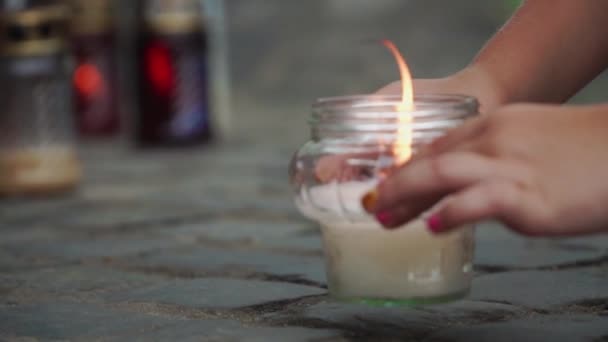 Κάψιμο κεριού στο μνημείο — Αρχείο Βίντεο