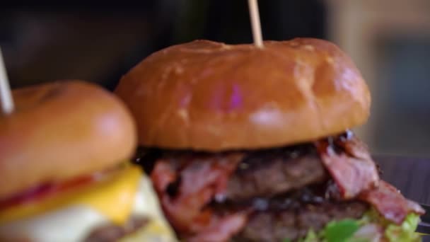 Cerdo hamburguesa con salsa barbacoa, hamburguesa — Vídeos de Stock