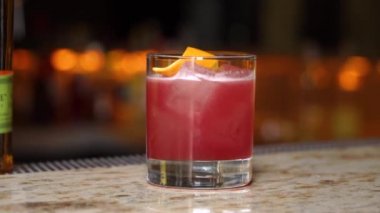 Barmen kokteyl ve kazançlar alkol içecekler hazırlamak