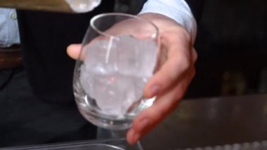 Barmen kokteyl ve kazançlar alkol içecekler hazırlamak