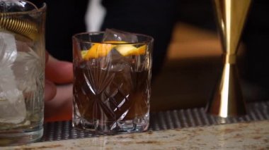 Barmen kokteyl ve kazançlar alkol içecekler hazırlamak