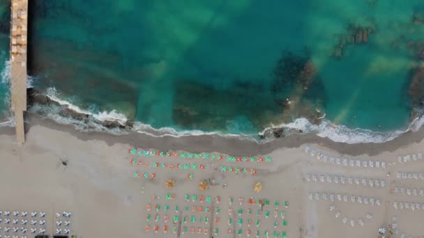 Havadan insansız hava aracı görüntüleri, sabah denizde — Stok video