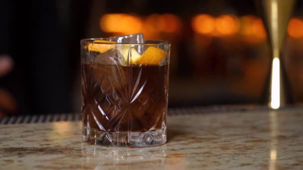 Baarimikko valmistaa cocktaileja ja valmistuksia alkoholijuomia — kuvapankkivideo