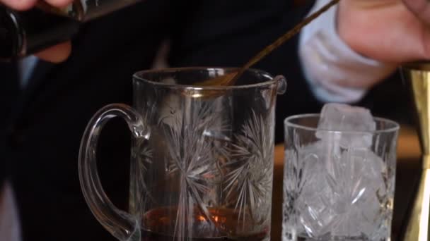 Бармен готовит коктейли и делает спиртные напитки — стоковое видео