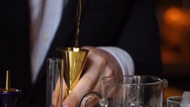 Ο μπάρμαν προετοιμάζει κοκτέιλ και φόντα για οινοπνευματώδη ποτά — Αρχείο Βίντεο