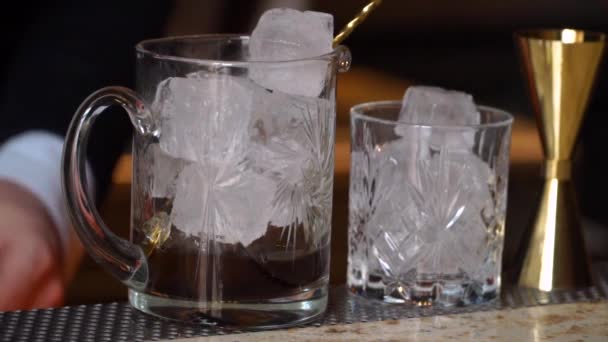 Il barista prepara cocktail e prepara bevande alcoliche — Video Stock