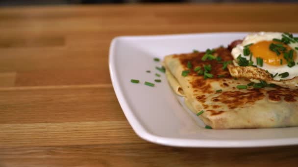 Deliciosos panqueques de desayuno con espinacas y huevo — Vídeo de stock