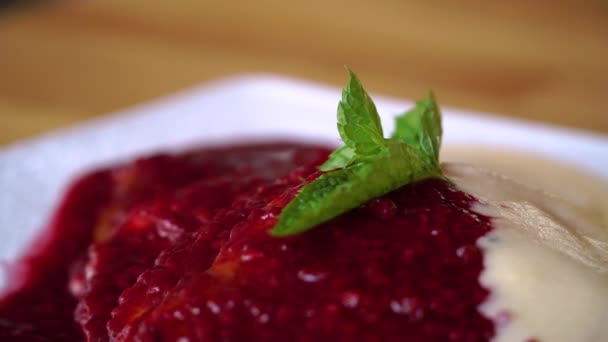 Pann kakor med hallon och vit choklad, läcker frukost med pann kakor — Stockvideo