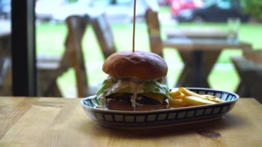 sığır ve patates ile büyük hamburger