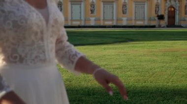 Gelin ve damat kucaklamak ve birbirlerine eller vermek