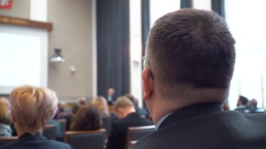 adam bir konferans sırasında fotoğraf çeker