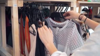 Genç kız ikinci el, geri dönüşüm, gezegen, ekoloji kaydetmek giysi seçer