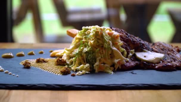 Plato con papas fritas y carne de cerdo — Vídeo de stock