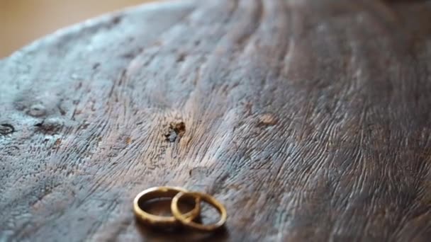 Золотые обручальные кольца на деревянной коробке — стоковое видео