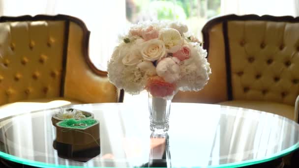 Hermosas flores de boda de rosas, ramo de bodas para la novia — Vídeo de stock