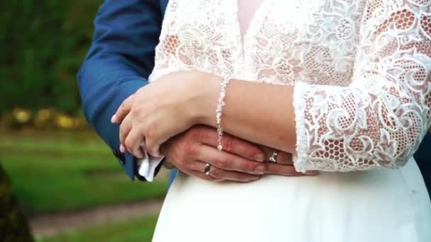 Bruden och brudgummen omfamna och ge händerna till varandra — Stockvideo