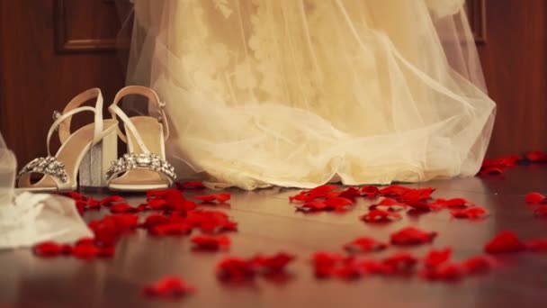 Свадебное платье и лепестки роз на полу — стоковое видео