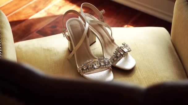 Роскошная обувь невесты в кресле — стоковое видео