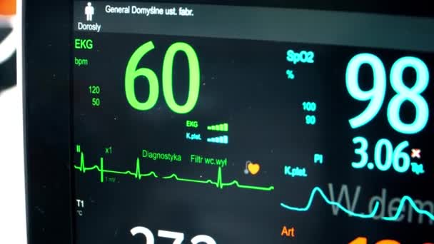 Equipo médico en el hospital, indicaciones sobre una ordenada en una institución médica — Vídeos de Stock