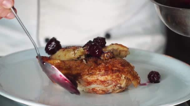 El chef prepara las comidas en un lujoso restaurante frente a los huéspedes — Vídeos de Stock