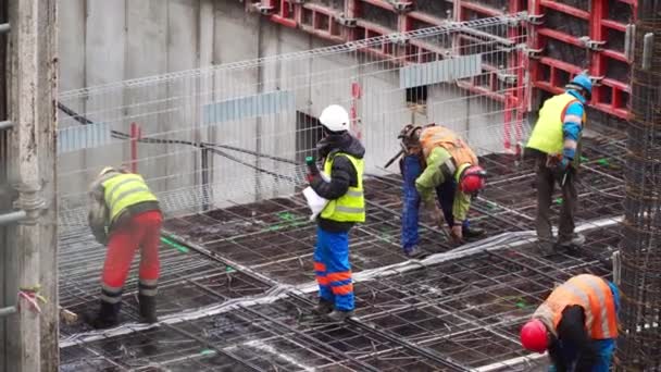 Constructores que trabajan en una obra — Vídeo de stock