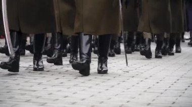 sokaklarda yürüyen askerler