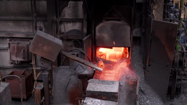 Stål produktion på fabriken, röd metall från ugnen — Stockvideo