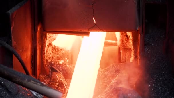 Stahlproduktion im Werk, rotes Metall aus dem Ofen — Stockvideo