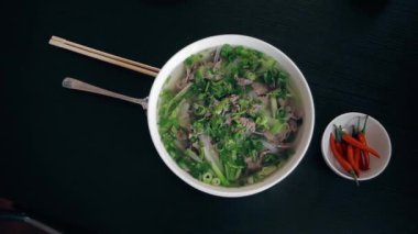 Vietnam çorbası Pho Bo ile biber biber