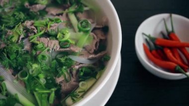Vietnam çorbası Pho Bo ile biber biber
