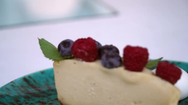 Rå mat Cheesecake med cashewnötter och hallon — Stockvideo