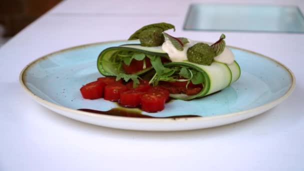 Lasaña de alimentos crudos con tomates y pasta con perejil — Vídeos de Stock