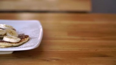 Muz ve çikolata ile Pancake, krep ile lezzetli kahvaltı