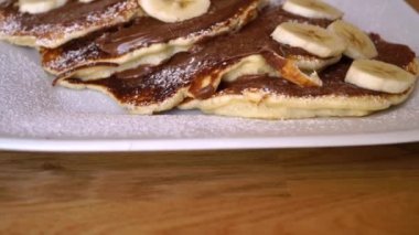 Muz ve çikolata ile Pancake, krep ile lezzetli kahvaltı