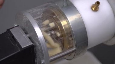 Makarna makinesi kullanarak spagetti ve makarna yapan kişi