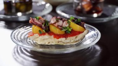 alkol için atıştırmalıklar restoranda masada saklıdır