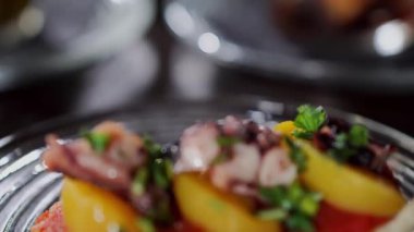 alkol için atıştırmalıklar restoranda masada saklıdır