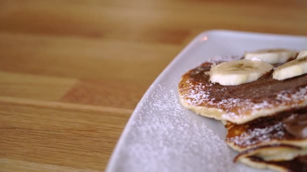 Panqueques con plátano y chocolate, delicioso desayuno con panqueques — Vídeos de Stock