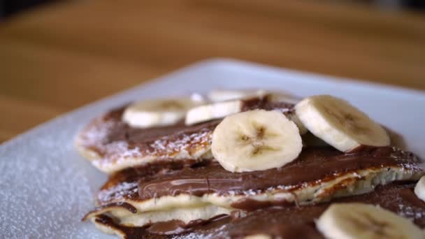 Panqueques con plátano y chocolate, delicioso desayuno con panqueques — Vídeos de Stock