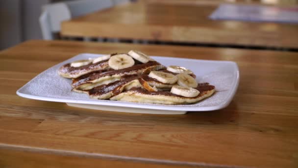 Panqueques con plátano y chocolate, delicioso desayuno con panqueques — Vídeos de Stock