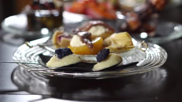 Snacks für Alkohol sind auf dem Tisch im Restaurant reserviert — Stockvideo